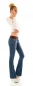 Preview: Bootcut-Jeans mit kontrastfarbenen Stretch-Gürtel in blue washed
