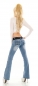 Preview: Moderne Bootcut-Jeans mit Stretch-Gürtel in blue washed