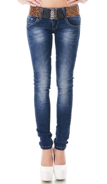 Röhrenjeans in aktueller Waschung mit Gürtel in blue washed