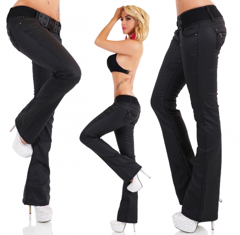 Bootcut-Jeans im seidigen Wetlook mit Stretch-Gürtel in schwarz