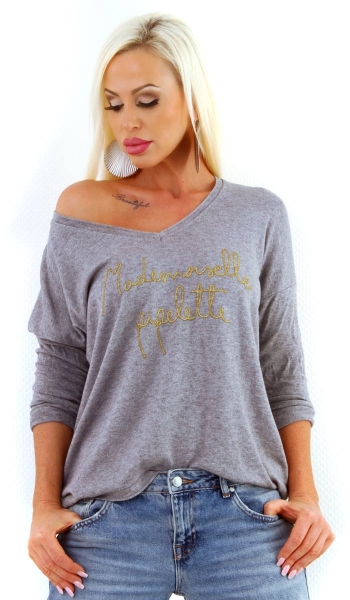 Feinstrick-Pullover mit weitem V-Ausschnitt und Glitzer-Schrift in grau