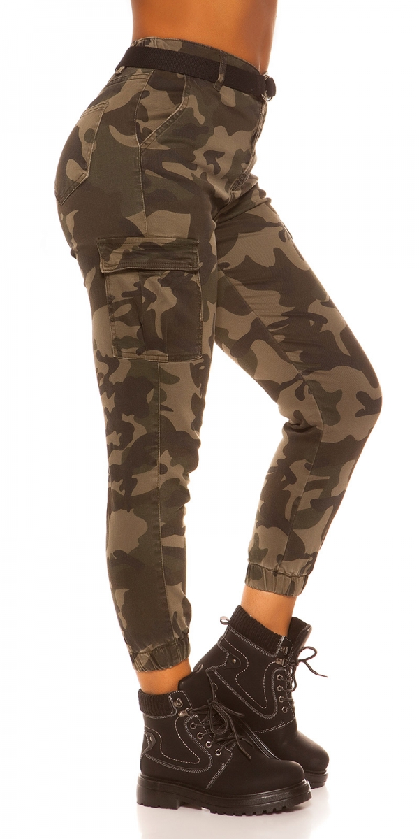 Cargo-Jeans mit Pattentaschen und Gürtel - camouflage
