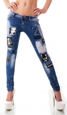 Crazy Röhrenjeans mit Print-Patches und Strass-Verzierung in blue washed