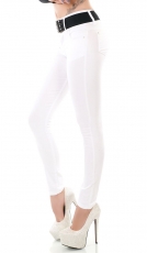Figurbetonte Stretch-Jeans mit kontrastfarbenen Gürtel - weiß