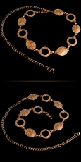Moderner Ketten-Gürtel mit Amulett-Verzierung - gold