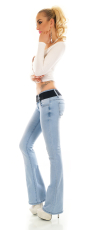 Modische Bootcut-Jeans mit Stretch-Gürtel in light blue Modische Bootcut-Jeans mit Stretch-Gürtel in light blue